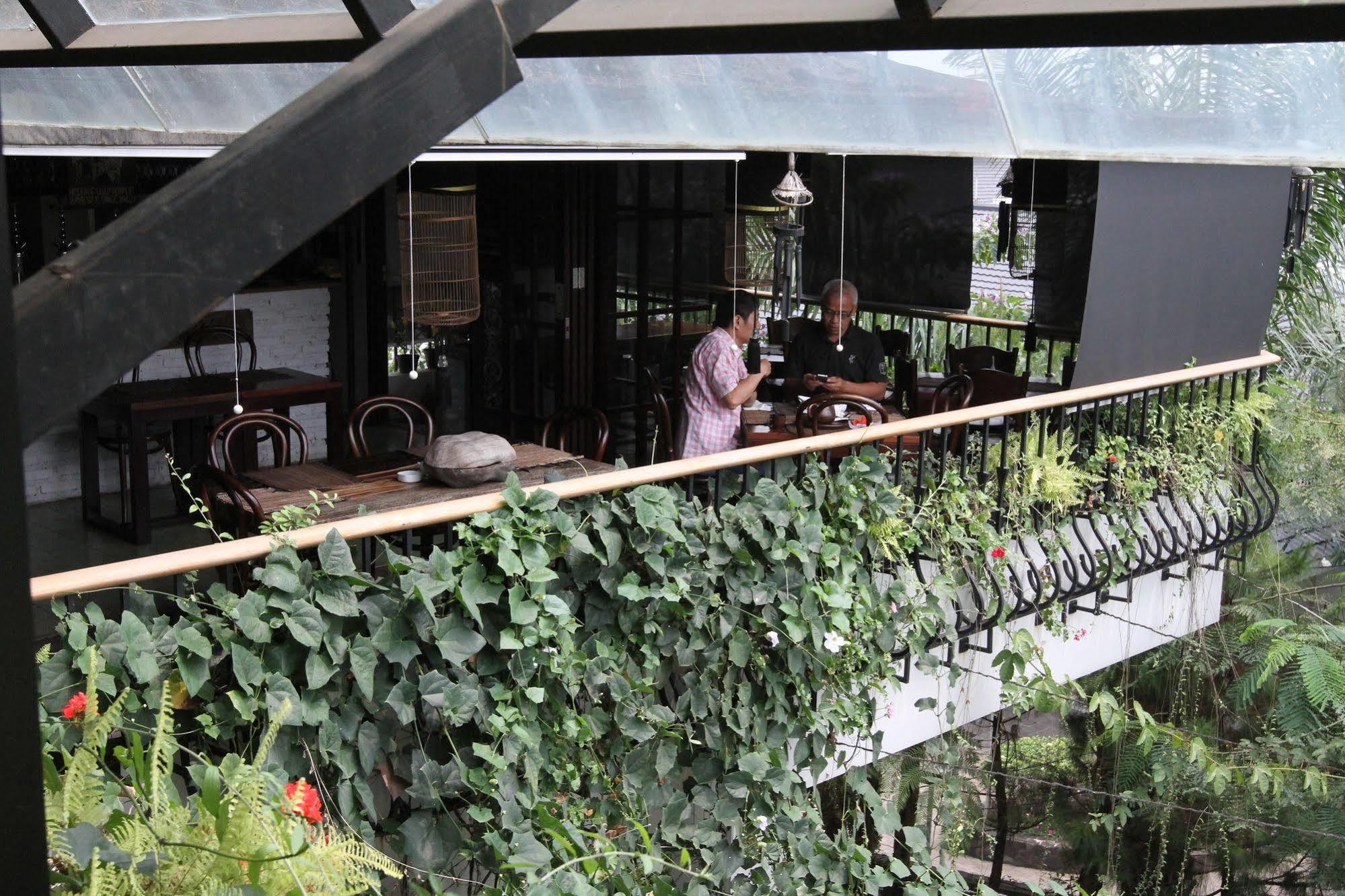 Capital O 852 The Silk At Dago Hotel Bandung Exterior photo